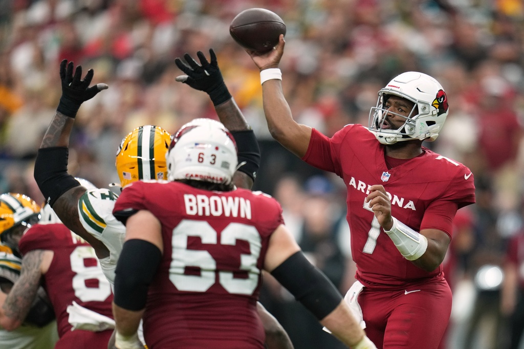 Arizona Cardinals' Jacoby Brissett throws during the first half of an NFL football game against the Green Bay Packers Sunday, Oct. 19, 2025, in Glendale, Ariz. (AP Photo/Rick Scuteri)