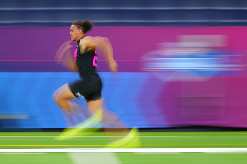 In this photograph taken with a slow shutter speed, Vanderbilt tight end Eli Stowers (25) runs the 40-yard dash at the NFL football scouting combine in Indianapolis, Friday, Feb. 27, 2026. (AP Photo/Julio Cortez)
