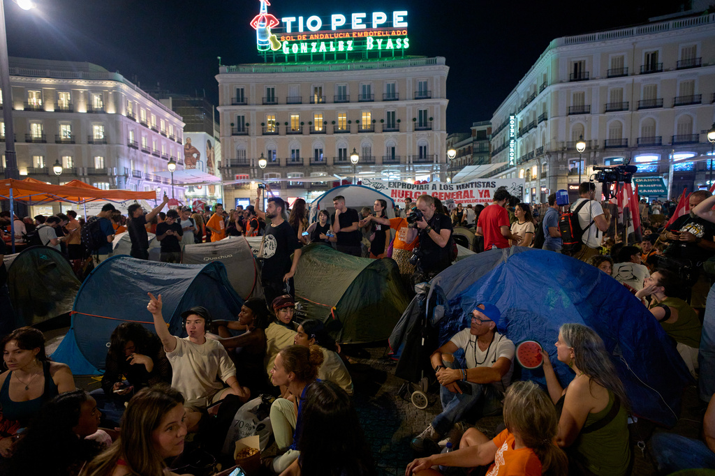 People set up tents during a protest following the eviction last Wednesday of 87-year-old Maricarmen to demand stronger laws to protect renters at Sol square in Madrid, Spain, Saturday, Sept. 26, 2026. (AP Photo/Manu Fernandez)