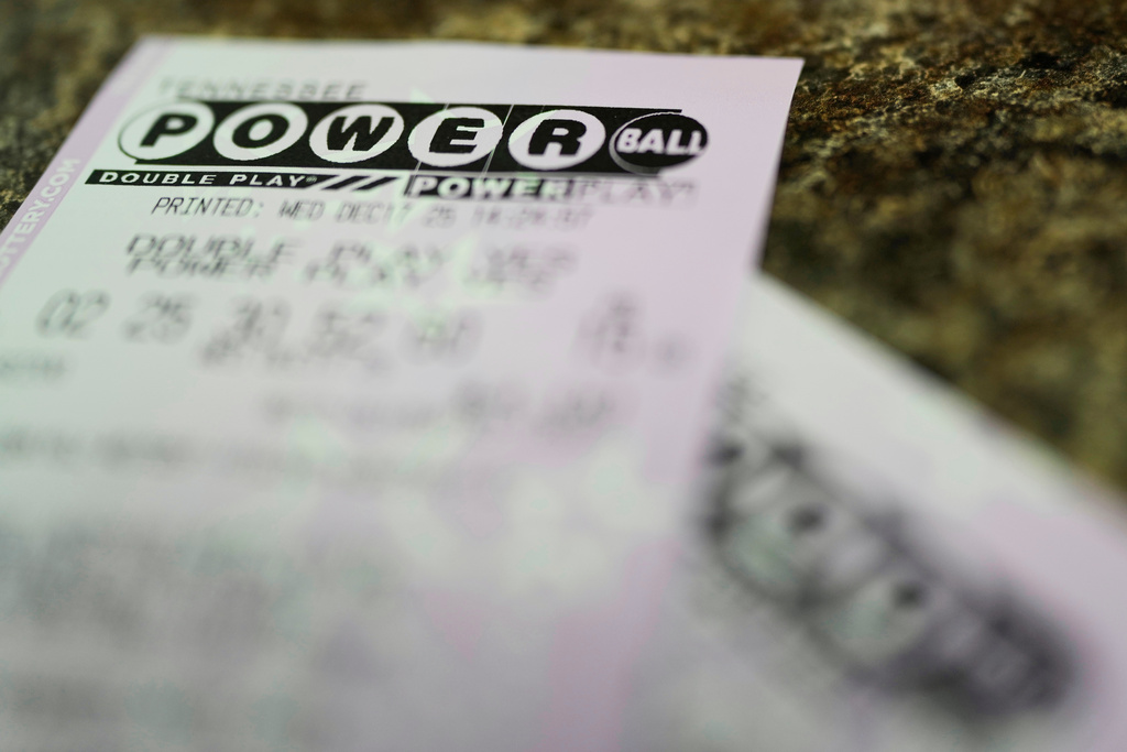 Esta fotografía del miércoles 17 de diciembre de 2025 muestra boletos de la lotería Powerball, en Nashville, Tennessee. (AP Foto/George Walker IV)