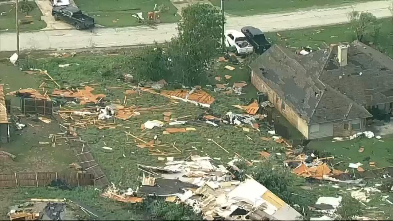Fast-moving storms batter the Midwest, flooding streets and stranding commuters