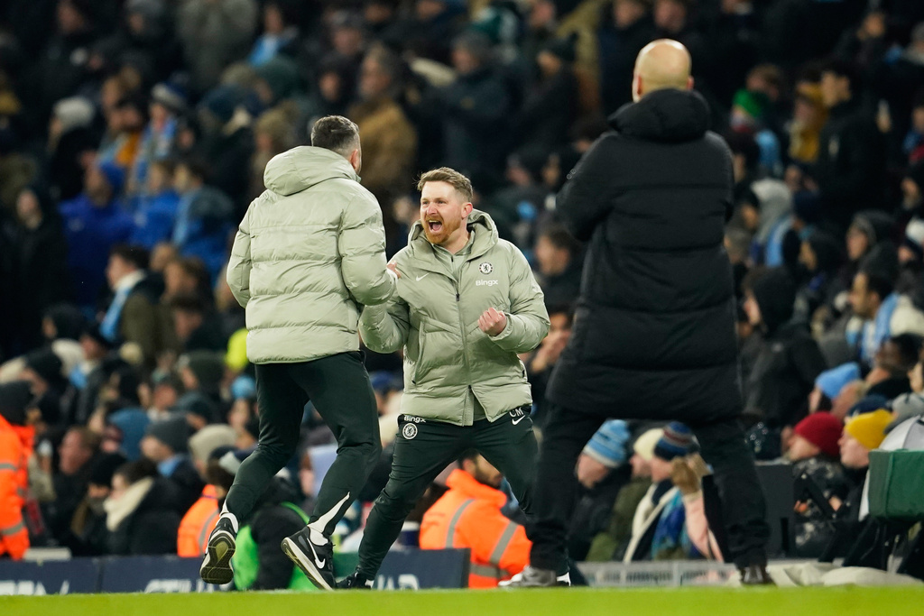 Chelsea's head coach Calum McFarlane, center, celebrates after Enzo Fernandez scoring during the English Premier League soccer match between Manchester City and Chelsea in Manchester, England, Sunday, Jan. 4, 2026. (AP Photo/Dave Thompson)