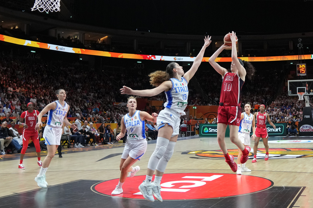 Breanna Stewart, of the United States, shoots over Italy's Lorela Cubaj during the Women's Basketball World Cup match between the United States and Italy in Berlin, Sunday, Sept. 6, 2026. (AP Photo/Ebrahim Noroozi)