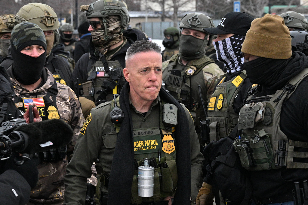 El comandante de la Patrulla Fronteriza Gregory Bovino con agentes federales en Minneapolis el 8 de enero del 2026. (AP foto/Tom Baker)