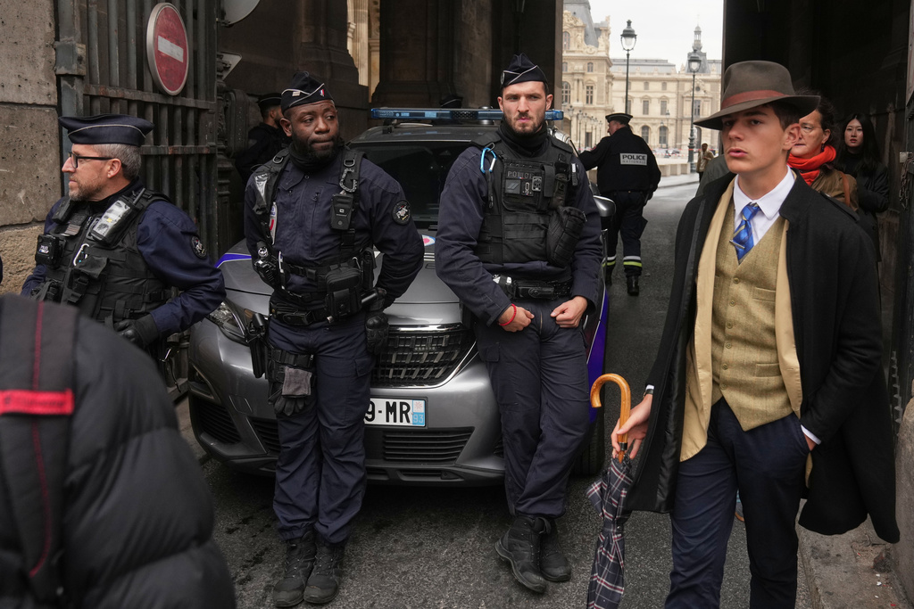 Police officers block an access to the Louvre museum after a robbery Sunday, Oct. 19, 2025, in Paris. (AP Photo/Thibault Camus)