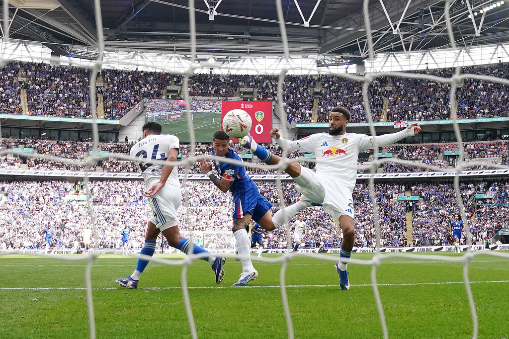 Chelsea's Enzo Fernandez, center, scores his side's opening goal during the FA Cup semifinal soccer match between Chelsea and Leeds in London, England, Sunday, April 26, 2026. (Nick Potts/PA via AP)