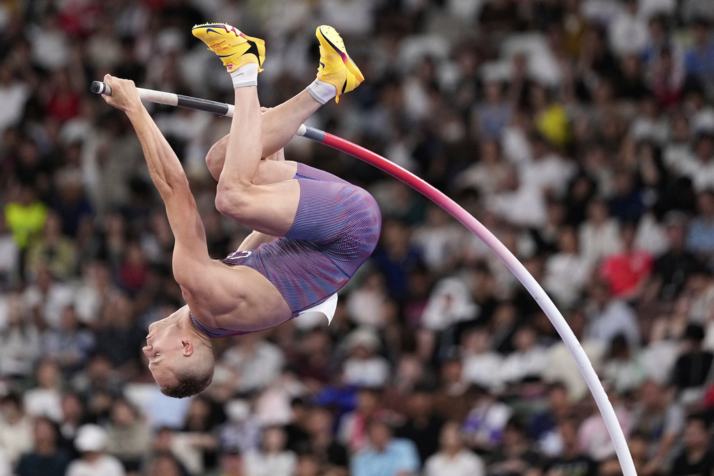 United States' Sam Kendricks makes an attempt in the men's pole vault qualification at the World Athletics Championships in Tokyo, Saturday, Sept. 13, 2025. (AP Photo/Matthias Schrader)