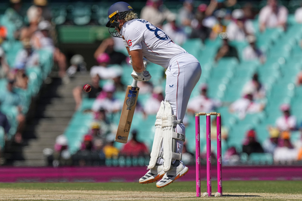 England's Jacob Bethell bats during play on the last day of the fifth and final Ashes cricket test between England and Australia in Sydney, Thursday, Jan. 8, 2026. (AP Photo/Mark Baker)