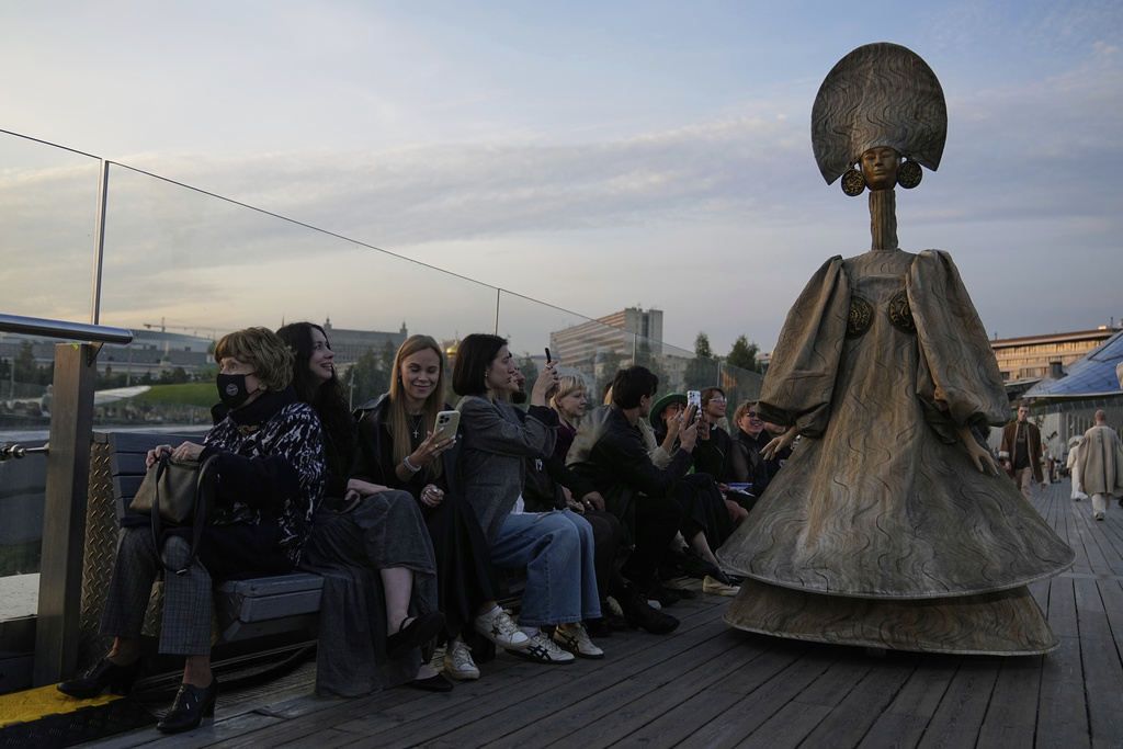 A model wears a creation by Russian brand Mandragora on a runway at the Moscow Fashion Week on the Floating Bridge at Zaryadye park in Moscow, Russia, Friday, Aug. 29, 2025. (AP Photo/Pavel Bednyakov)
