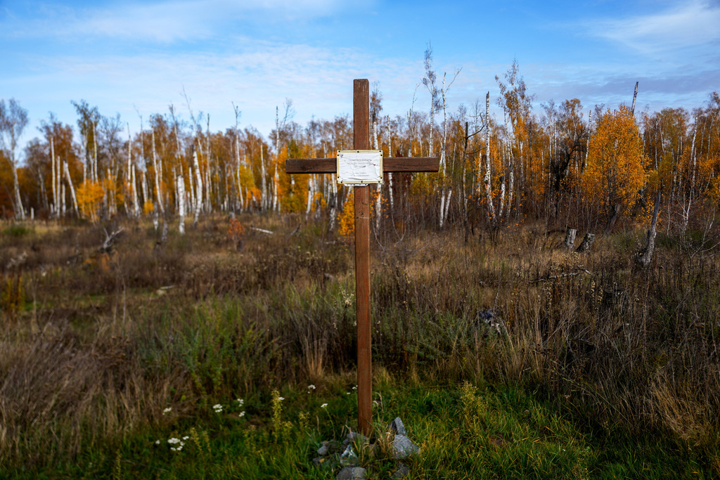 A cross memorialises Ukrainian defenders outside the destroyed ski base in Chernihiv, Ukraine, Thursday, Oct. 30, 2025. (AP Photo/Julia Demaree Nikhinson)