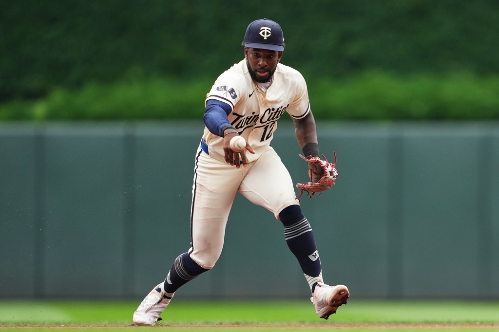 Minnesota Twins shortstop Kaelen Culpepper makes a fielding error during the fourth inning of a baseball game against the Chicago White Sox, Saturday, Aug. 29, 2026, in Minneapolis. (AP Photo/Ellen Schmidt)