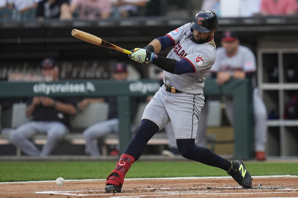 El dominicano Carlos Santana, de los Guardianes de Cleveland, batea un doble de dos carreras ante los Medias Blancas de Chicago, el viernes 8 de agosto de 2025 (AP Foto/Erin Hooley)