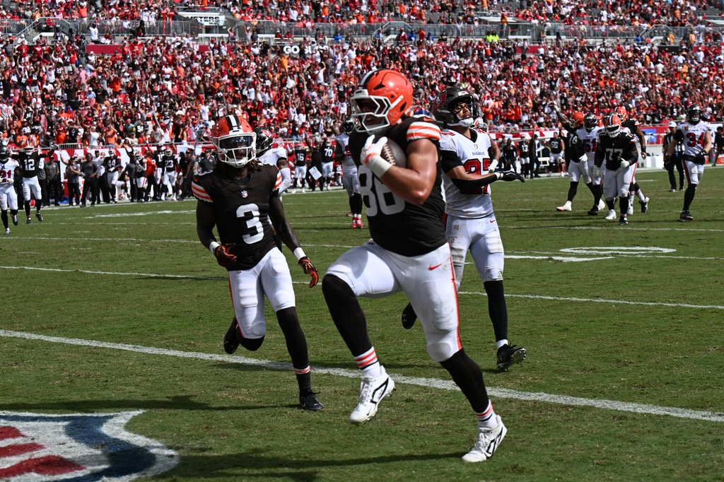 Cleveland Browns tight end Blake Whiteheart (86) scores a touchdown during the second half of an NFL football game against the Tampa Bay Buccaneers in Tampa, Fla., Sunday, Sept. 20, 2026. (AP Photo/Jason Behnken)