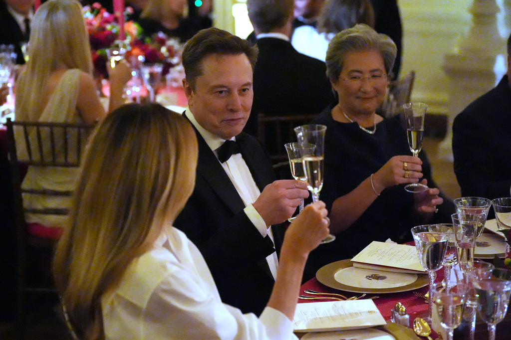 Elon Musk toasts first lady Melania Trump during a State Dinner with President Donald Trump and China's President Xi Jinping in the East Room at the White House, Thursday, Sept. 24, 2026, in Washington. (AP Photo/Alex Brandon)