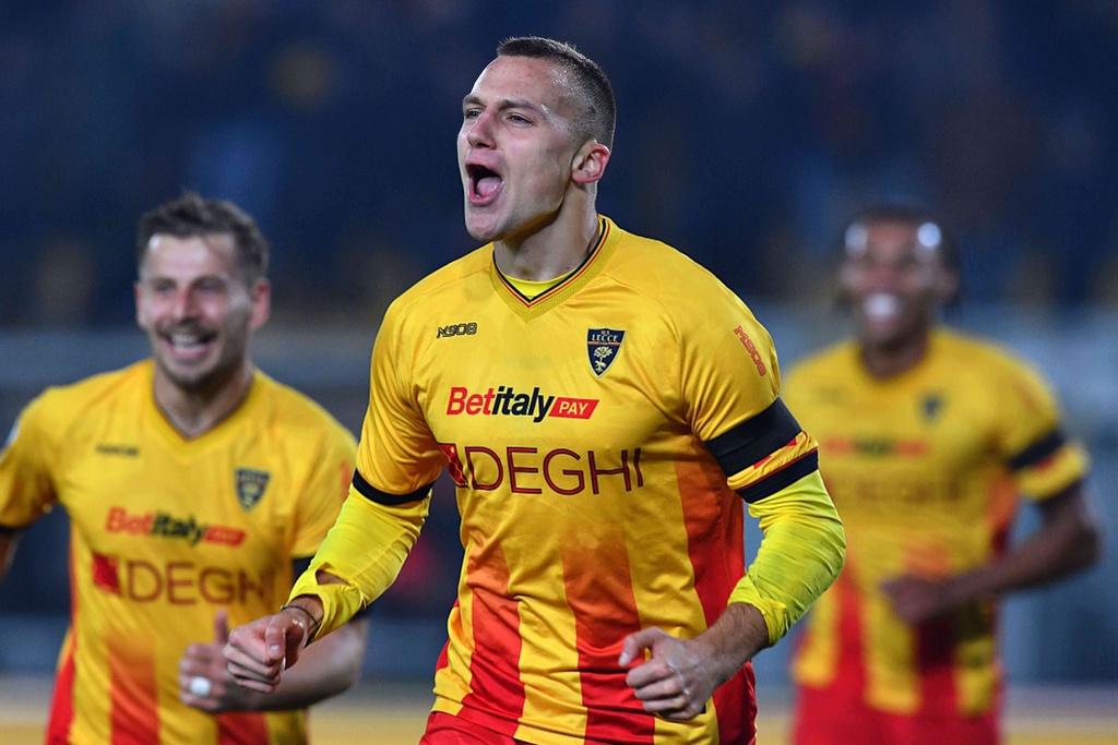 Lecce's Nikola Štulić (9) celebrates after scoring the team's first goal during a Serie A soccer match between US Lecce and Pisa Sportin Club 1909, Friday, Dec. 12, 2025, in Lecce, Italy. (Giovanni Evangelista/LaPresse via AP)