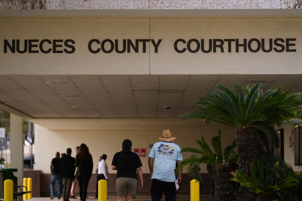 People enter the Nueces County Courthouse in Corpus Christi, Texas, as jury selection continues in the trial for former Uvalde school district police officer Adrian Gonzales, Monday, Jan. 5, 2026. (AP Photo/Eric Gay)
