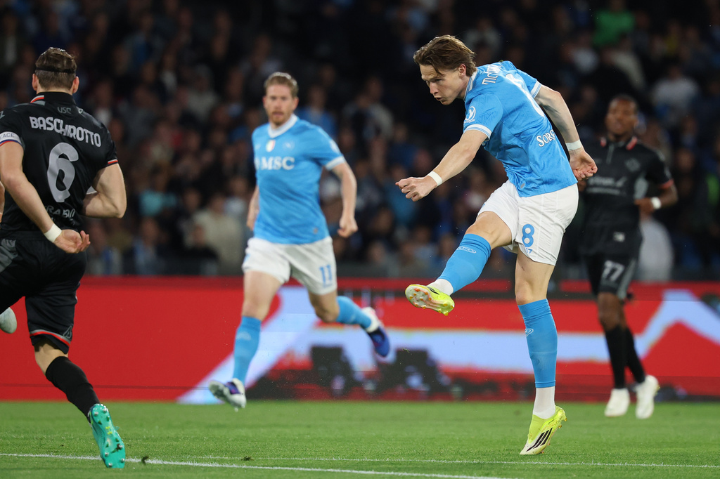 Napoli's Scott McTominay scores a goal during the Serie A soccer match between Napoli and Cremonese, Friday, April 24 , 2026, in Naples, Italy. (Alessandro Garofalo/LaPresse via AP)