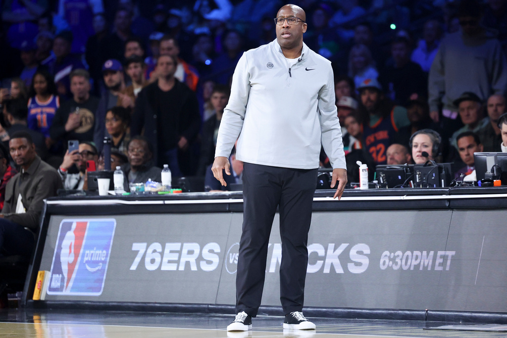 New York Knicks head coach Mike Brown watches his team play against the San Antonio Spurs during the second half of the NBA Cup championship basketball game Tuesday, Dec. 16, 2025, in Las Vegas. (AP Photo/Ian Maule)