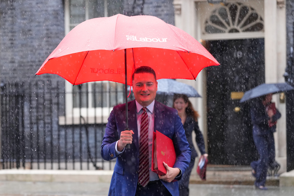 Wes Streeting, Britain's Secretary of State for Health and Social Care leaves after attending a Cabinet meeting in Downing Street in London, Monday, Oct. 20, 2025. (AP Photo/Kirsty Wigglesworth)