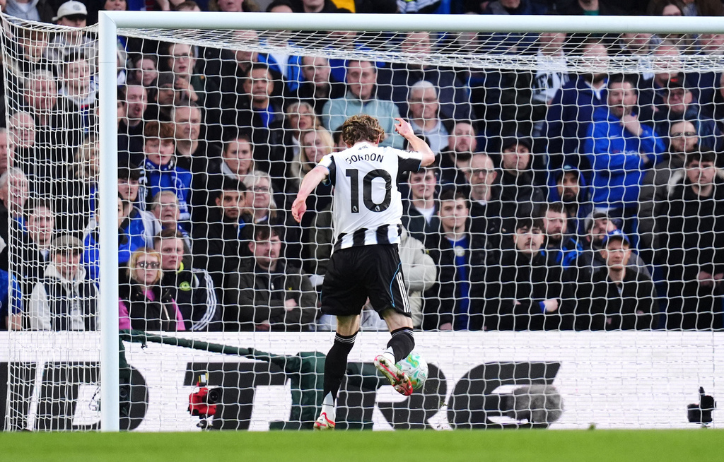 Newcastle United's Anthony Gordon scores their side's first goal of the game during the Premier League match between Chelsea and Newcastle, in London, Saturday March 14, 2026. (John Walton/PA via AP)