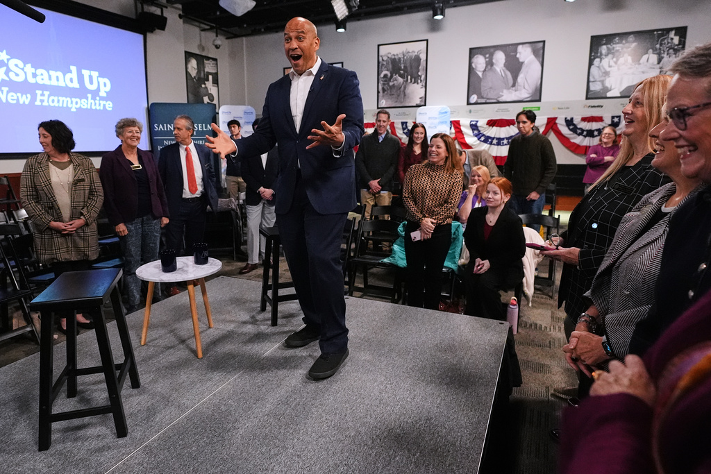 Sen. Cory Booker, D-N.J., acknowledges a familiar face in the crowd during a gathering Friday, Nov. 14, 2025, in Manchester, N.H. (AP Photo/Charles Krupa)