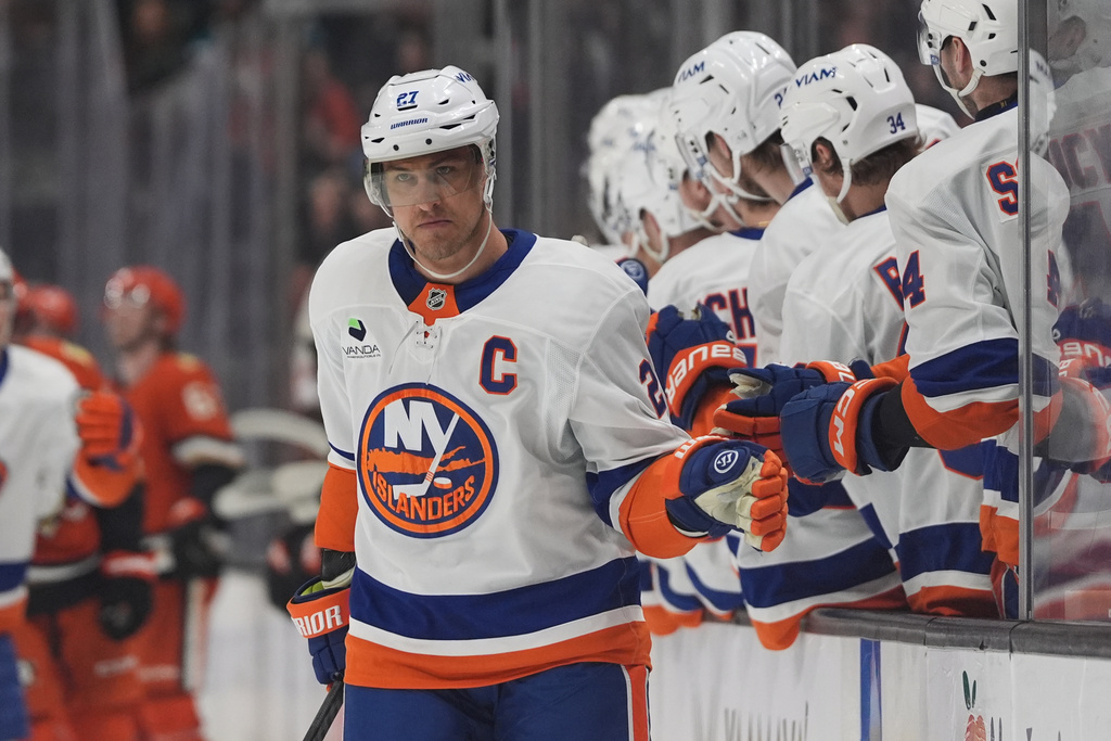 New York Islanders left wing Anders Lee celebrates his goal with teammates during the first period of an NHL hockey game against the Anaheim Ducks Wednesday, March 4, 2026, in Anaheim, Calif. (AP Photo/Gregory Bull)