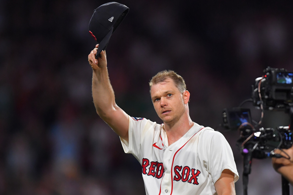 Boston Red Sox's Sonny Gray tips his hat to the crowd as he exits the game after giving up a hit in the eighth inning after pitching seven innings without a hit against the New York Yankees in a baseball game, Sunday, June 28, 2026, in Boston. (AP Photo/Steven Senne)