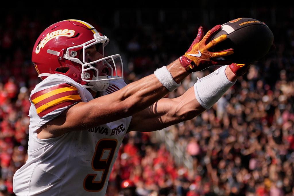 Iowa State's wide receiver Brett Eskildsen (9) catches a touchdown pass in the end zone during the second half of an NCAA college football game against the Iowa State, Saturday, Oct. 4, 2025, in Cincinnati. (AP Photo/Carolyn Kaster)