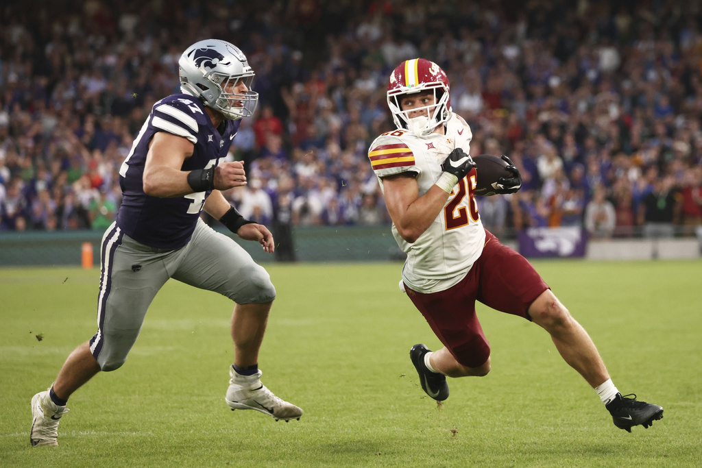 Kansas State Cody Stufflebean, left, challenges Iowa State Carson Hansen during an NCAA college football game between Iowa State and Kansas State in Dublin, Ireland Saturday, Aug. 23, 2025. (AP Photo/Peter Morrison)