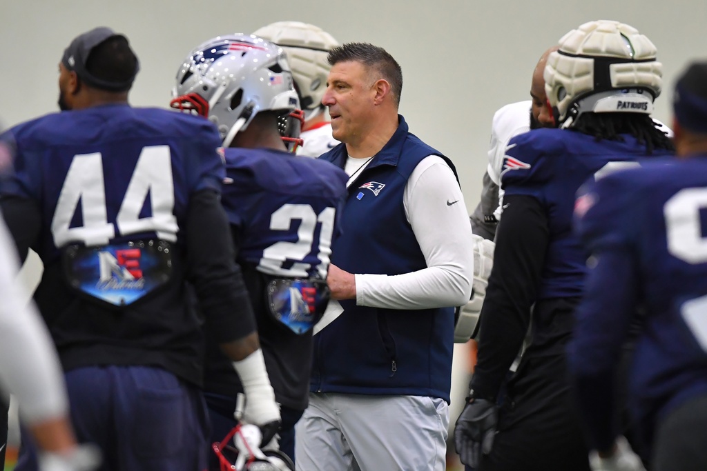 New England Patriots head coach Mike Vrabel, center, stands with Patriots players during an NFL football practice, Friday, Jan. 30, 2026, in Foxborough, Mass. (AP Photo/Steven Senne)