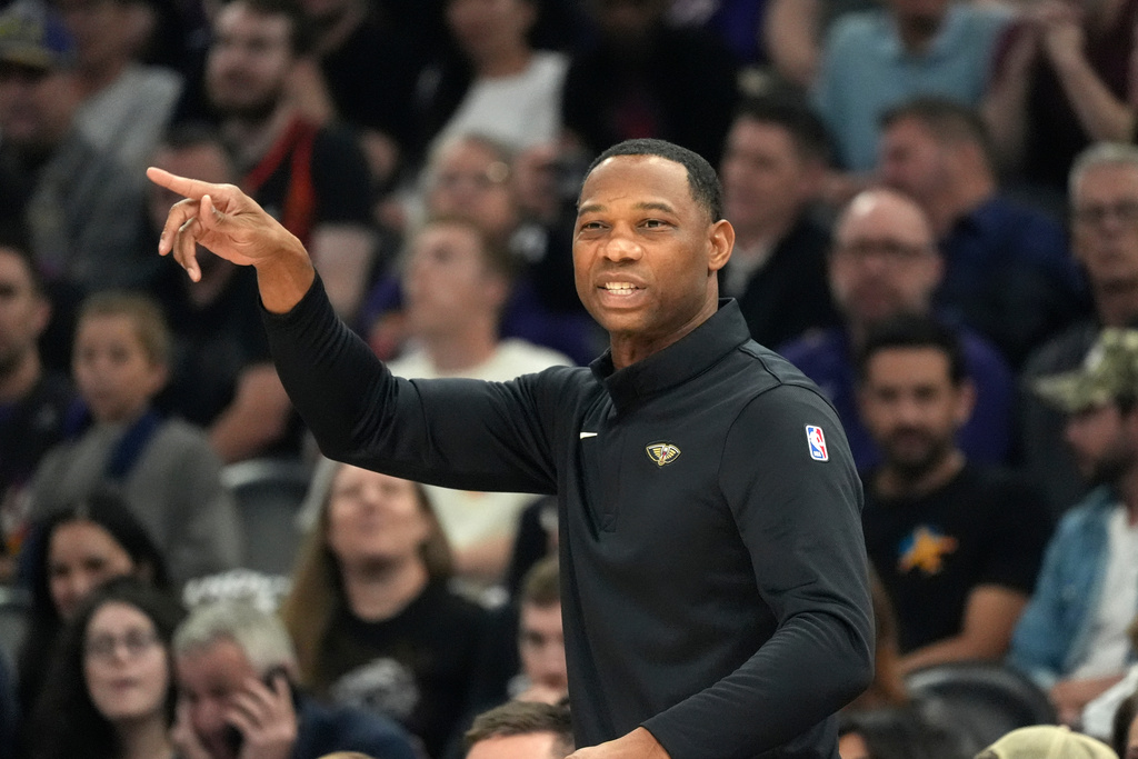New Orleans Pelicans head coach Willie Green talks to a player during the first half of an NBA basketball game against the Phoenix Suns Monday, Nov. 10, 2025, in Phoenix. (AP Photo/Ross D. Franklin)