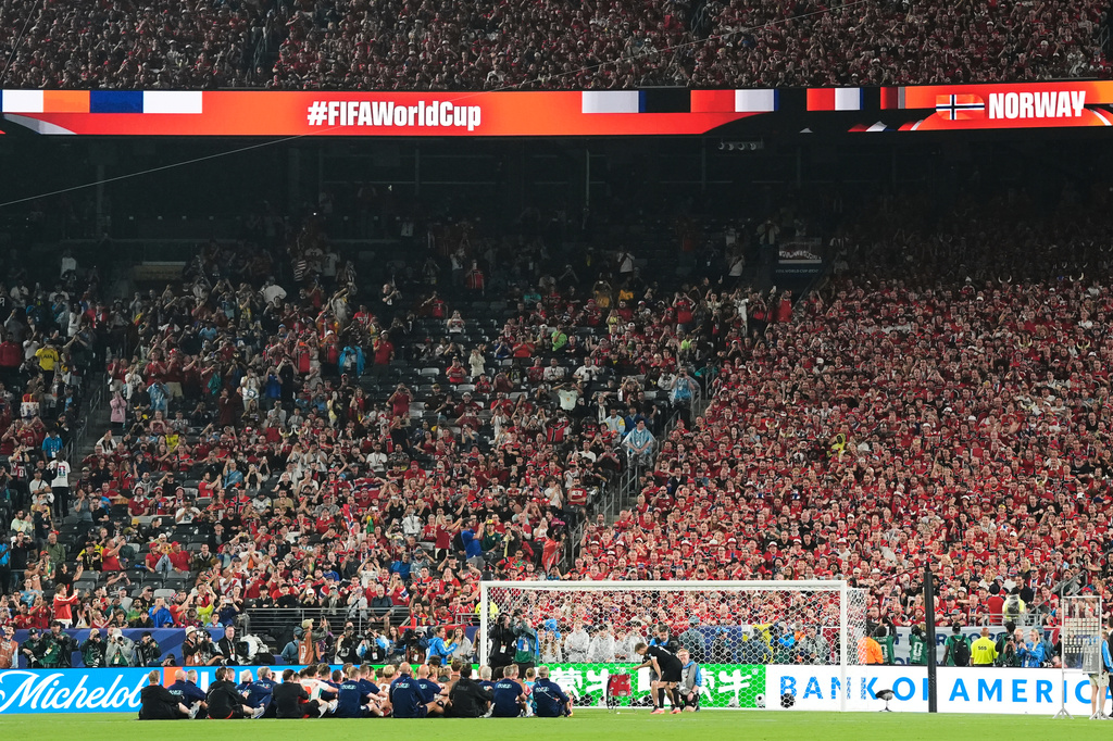 Norway's Martin Oedegaard, right, bangs the drum as he the team salutes fans with a row chant after the World Cup Group I soccer match between Norway and Senegal in East Rutherford, N.J., near New York, Monday, June 22, 2026. (AP Photo/Steve Luciano)