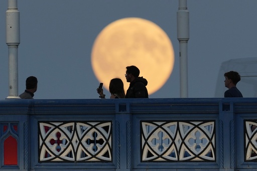 The Harvest Supermoon rises, in London, Monday, Oct. 6, 2025. (AP Photo/Kin Cheung) The Harvest Supermoon rises, in London, Monday, Oct. 6, 2025. (AP Photo/Kin Cheung)