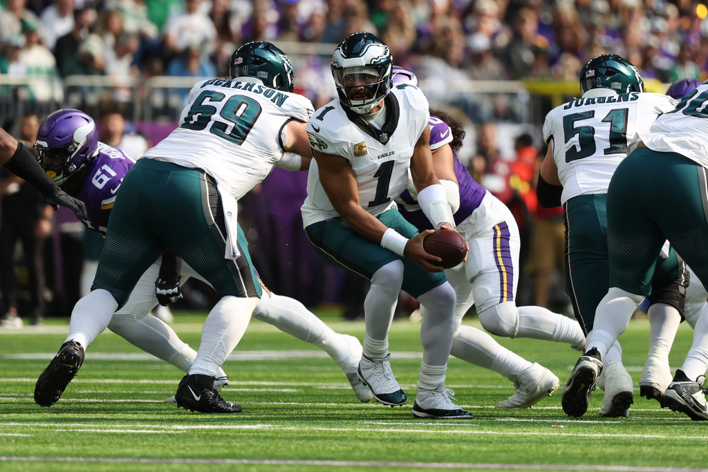 Philadelphia Eagles quarterback Jalen Hurts (1) prepares to pitch during the first half of an NFL football game against the Minnesota Vikings, Sunday, Oct. 19, 2025, in Minneapolis. (AP Photo/Ellen Schmidt )