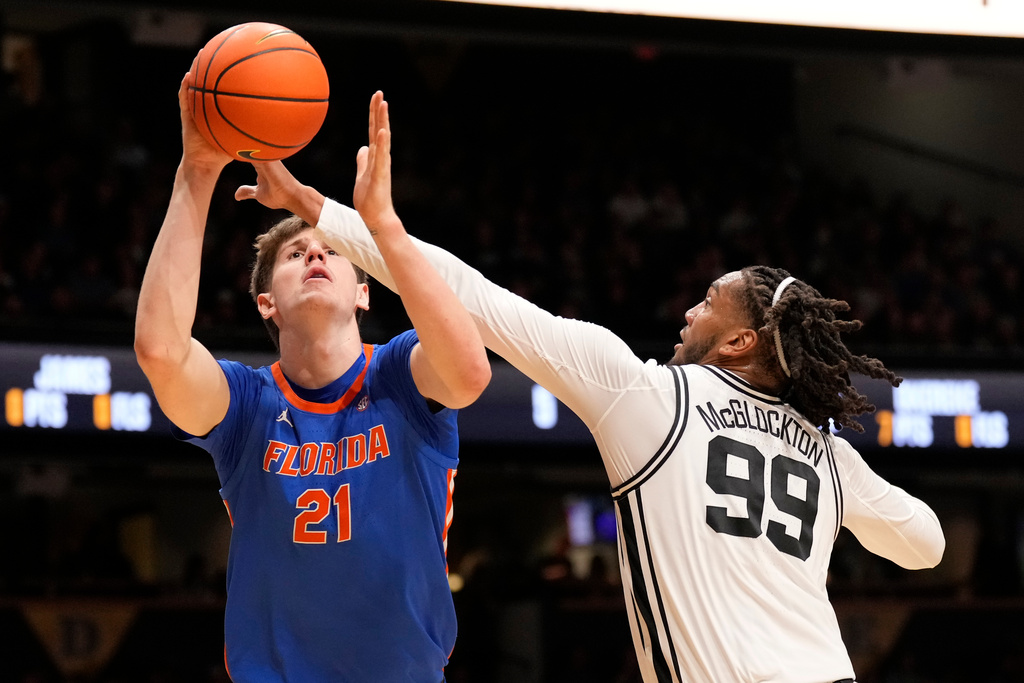 Vanderbilt's Devin McGlockton (99) tries to block a shot by Florida's Alex Condon (21) in the first half of an NCAA college basketball game Saturday, Jan. 17, 2026, in Nashville, Tenn. (AP Photo/Mark Humphrey)