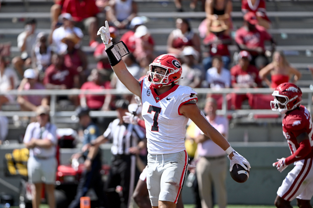 Georgia tight end Lawson Luckie (7) celebrates after making a touchdown catch against Arkansas during the second half of an NCAA college football game Saturday, Sept. 19, 2026, in Fayetteville, Ark. (AP Photo/Michael Woods)