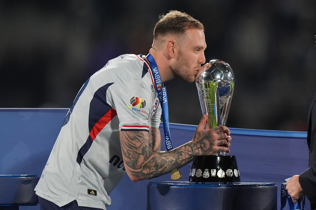 Cruz Azul's Rodolfo Rotondi kisses the trophy after winning the Mexican soccer league final against Pumas in Mexico City, Sunday, May 24, 2026. (AP Photo/Fernando Llano)