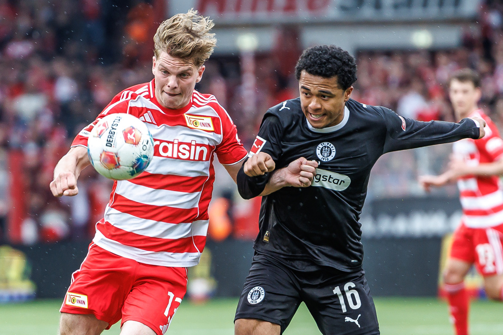 St. Pauli's Joel Chima Fujita, right, and Union Berlin's Andras Schäfer in action during the Bundesliga soccer match between Union Berlin and St. Pauli, in Berlin, Sunday April 5, 2026. (Andreas Gora/dpa via AP)