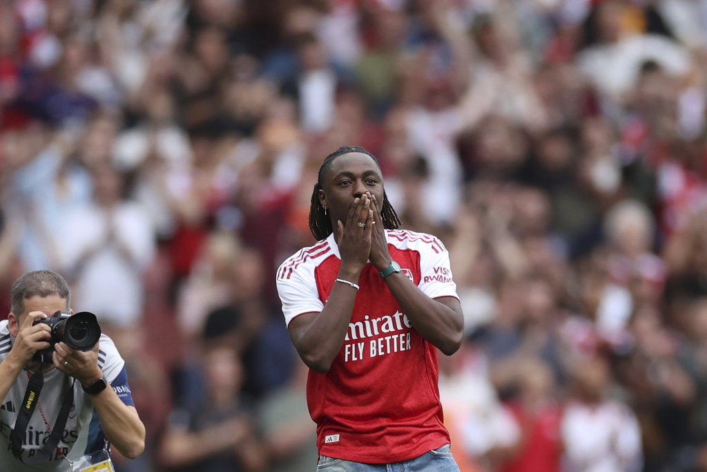 Arsenal's new player Eberechi Eze is introduced to the fans before the English Premier League soccer match between Arsenal and Leeds United at Emirates stadium in London, England, Saturday, Aug. 23, 2025. (AP Photo/Ian Walton)
