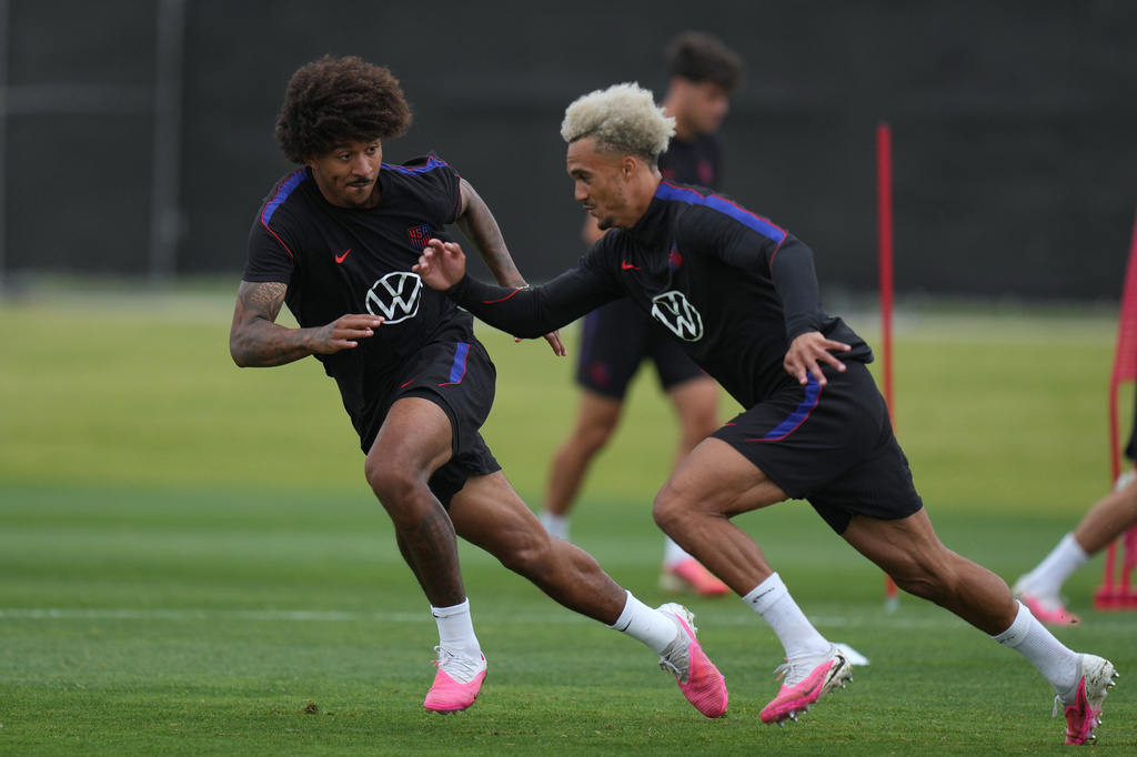 United States' Chris Richards, left, and Antonee Robinson exercise during a training session ahead of their FIFA World Cup match against Bosnia in Irvine, Calif., Monday, June 29, 2026. (AP Photo/Andre Penner)