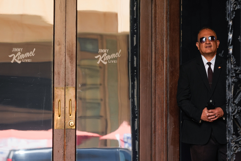 A security guard stands in front of the Jimmy Kimmel Live studio on Hollywood Blvd., on Tuesday, Sept. 23, 2025, in Los Angeles. (AP Photo/Chris Pizzello)