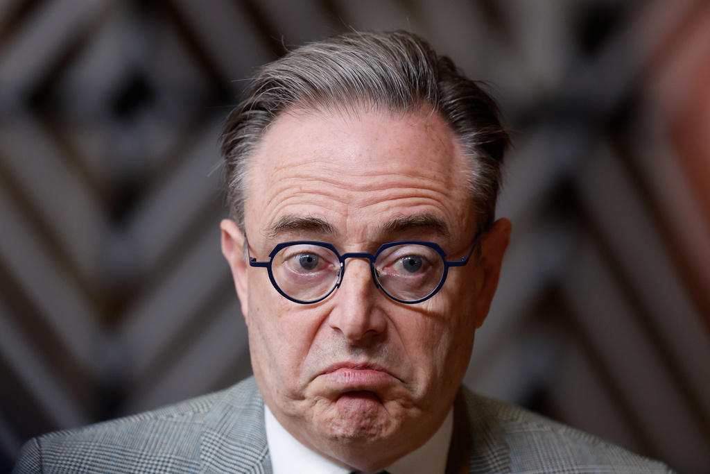 Belgium's Prime Minister Bart De Wever speaks with the media as he arrives for an EU Summit at the European Council building in Brussels, Thursday, Oct. 23, 2025. (AP Photo/Geert Vanden Wijngaert)