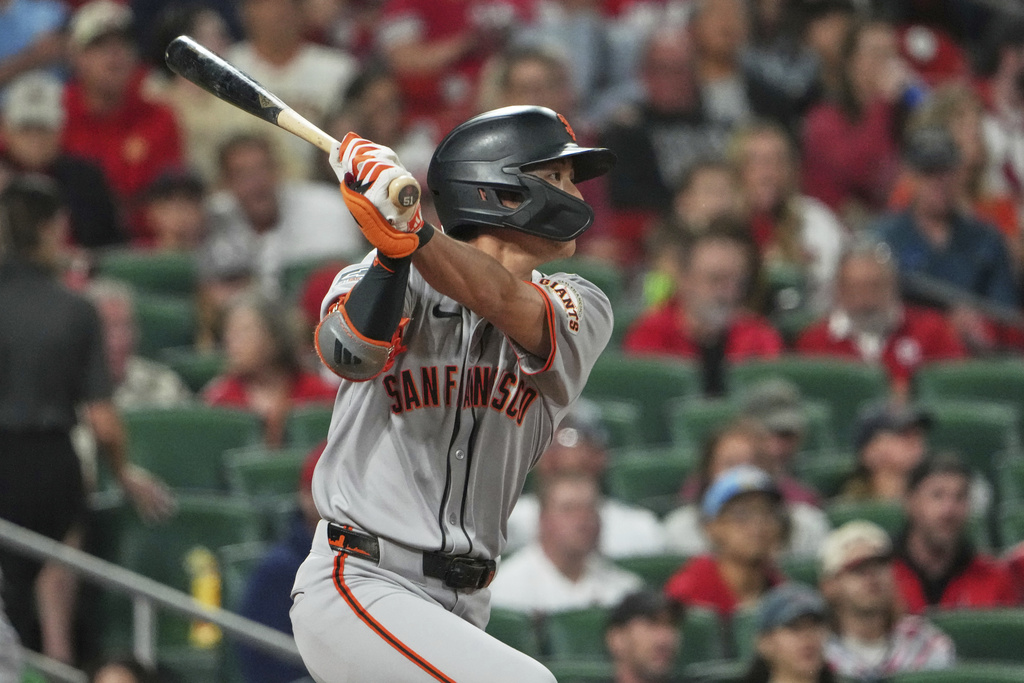 San Francisco Giants' Jung Hoo Lee singles during the fourth inning of a baseball game against the St. Louis Cardinals Friday, Sept. 5, 2025, in St. Louis. (AP Photo/Jeff Roberson)