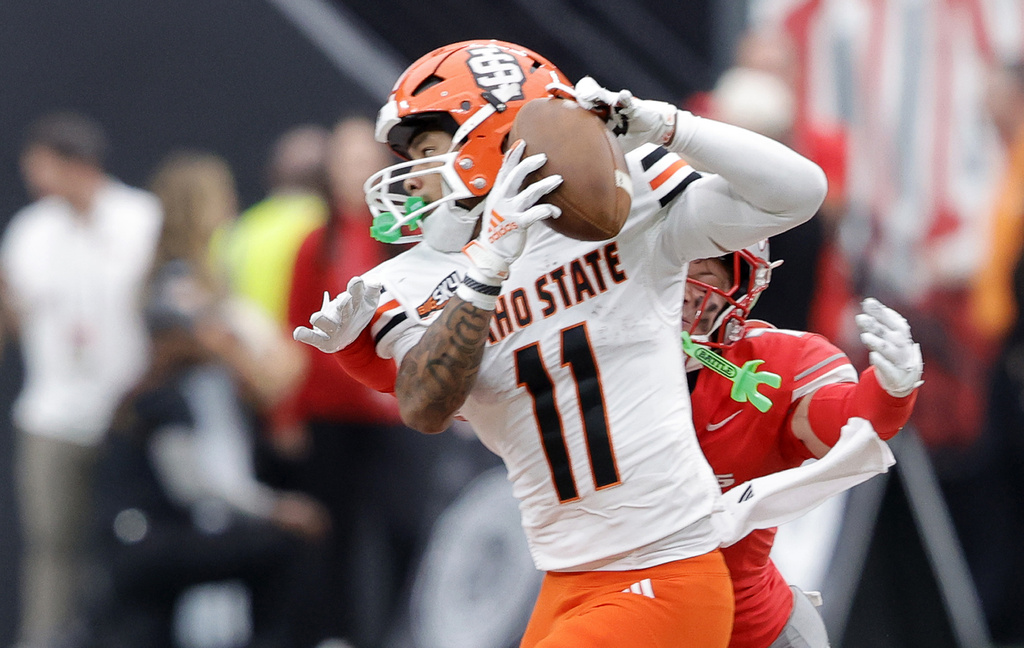 Idaho State wide receiver Ian Duarte (11) makes a catch in front of UNLV defensive back Jake Pope, right, during the first half of an NCAA college football game Saturday, Aug. 23, 2025, in Las Vegas. (Steve Marcus/Las Vegas Sun via AP)