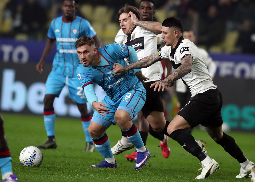 Parma's Lautaro Valenti, right, fights for the ball with Cagliari's Semin Kilicsoy during the Italian Serie A soccer match between Parma and Cagliari in Parma, Italy, Friday, Feb. 27, 2026. (Gianni Santandrea/LaPresse via AP)