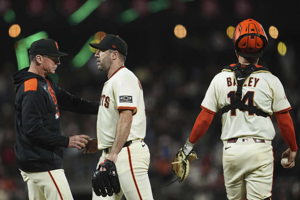 San Francisco Giants pitcher Justin Verlander, center, hands the ball over to manager Bob Melvin, left, as he exits during the fifth inning of a baseball game against the St. Louis Cardinals, Monday, Sept. 22, 2025, in San Francisco. (AP Photo/Godofredo A. Vásquez)