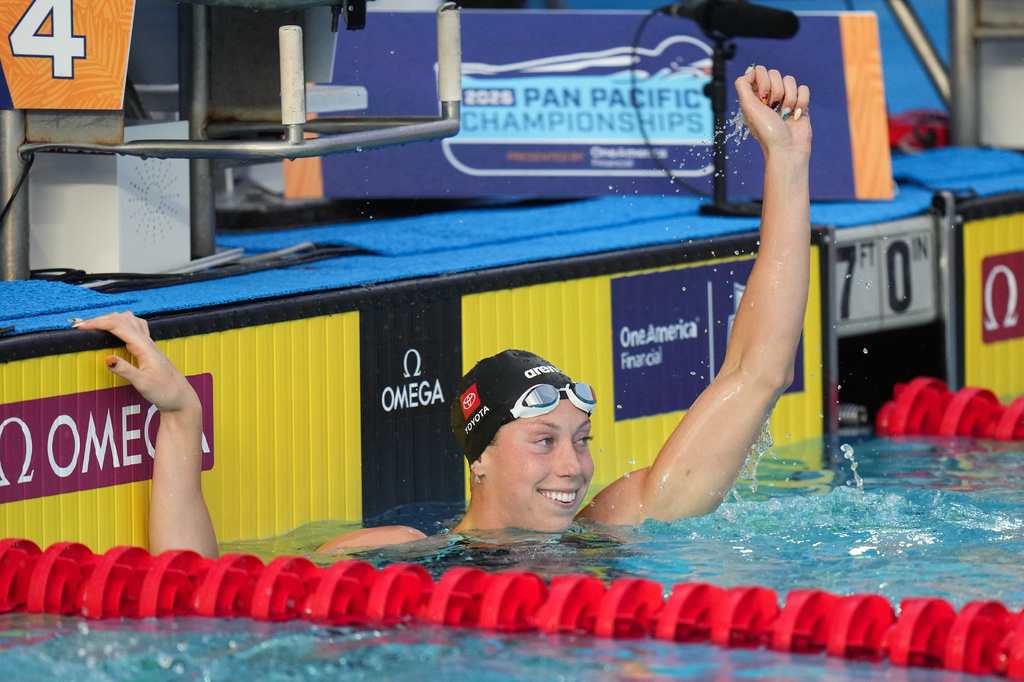 Gretchen Walsh, of the United States, celebrates after winning the women's 50-meter butterfly final at the Pan Pacific Swimming Championships in Irvine, Calif., Wednesday, Aug. 12, 2026. (AP Photo/Jae C. Hong)