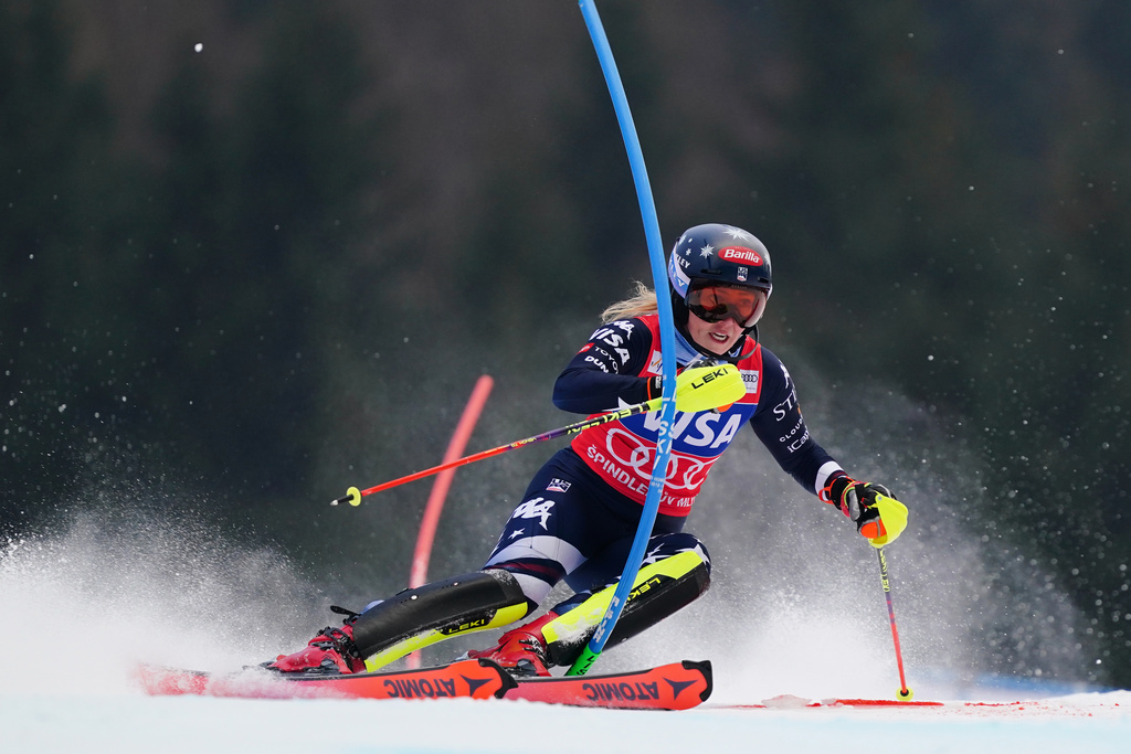 United States' Mikaela Shiffrin speeds down the course during an alpine ski, women's World Cup slalom, in Spindleruv Mlyn, Czech Republic, Sunday, Jan. 25, 2026. (AP Photo/Pier Marco Tacca)