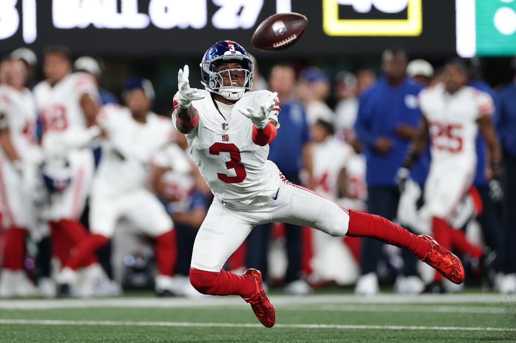 New York Giants wide receiver Odell Beckham Jr. (3) can't make the catch during the first half of a preseason NFL football game against the New York Jets, Friday, Aug. 28, 2026, in East Rutherford, N.J. (AP Photo/Adam Hunger)