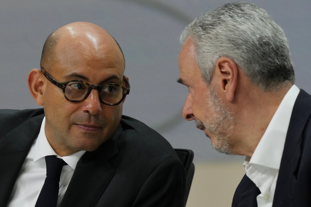 Simon Stiell, United Nations climate chief, left, speaks with André Corrêa do Lago, COP30 president, during a news conference at the COP30 U.N. Climate Summit, Monday, Nov. 10, 2025, in Belem, Brazil. (AP Photo/Fernando Llano)